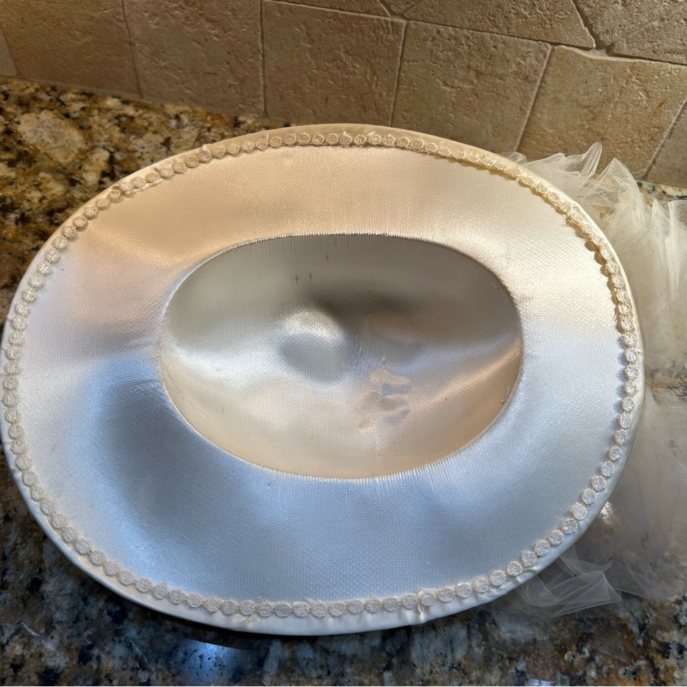 Vintage Elegant Cream Bridal Hat with Floral Accents - Picture 3 of 4